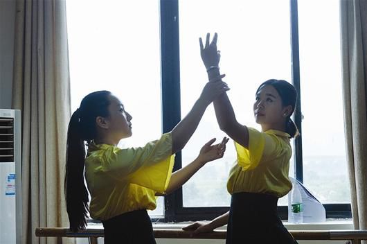 圖文:大學(xué)淑女班的別樣“軍訓(xùn)” 圖文:大學(xué)淑女班的別樣“軍訓(xùn)”