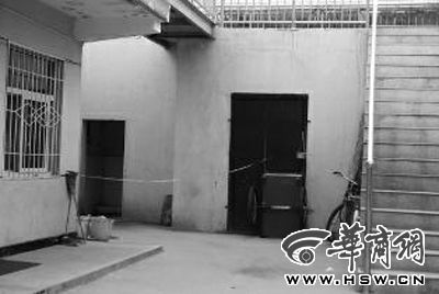 昨日下午，延長(zhǎng)縣第二幼兒園的廁所前已拉起警戒線