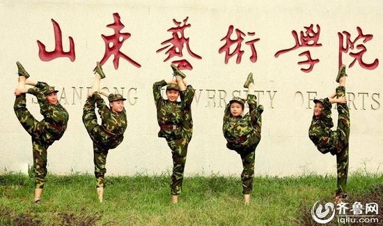 山東一藝術(shù)院校軍訓(xùn)少女秀腿功 山東一藝術(shù)院校軍訓(xùn)少女秀腿功