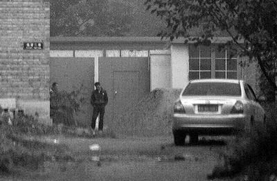 回訪今天上午，小李被困的院子大門緊閉，有人在門口望風(fēng)