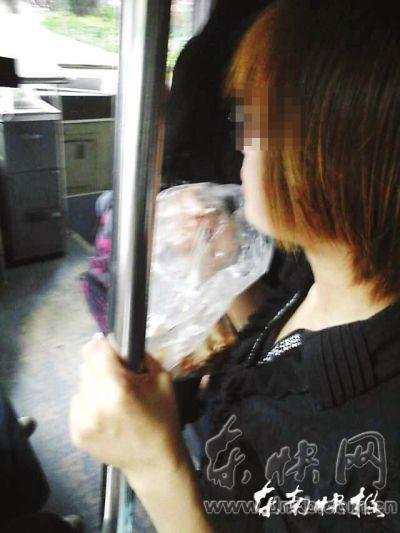 擁擠的公交車內(nèi)，這位姑娘正在嚼螃蟹網(wǎng)友供圖