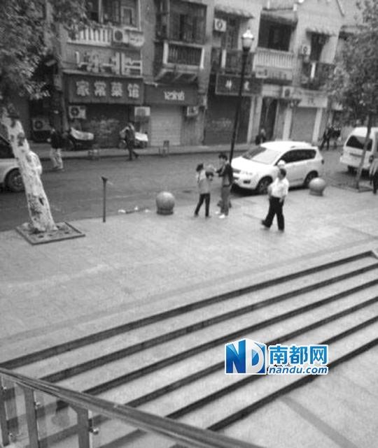 10月18日，武漢一男子抓住環(huán)衛(wèi)工打耳光。