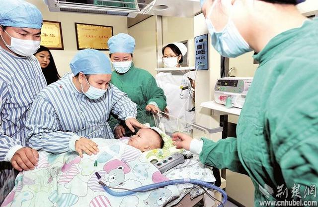 圖為：成功進行心臟移植手術(shù)后，小患者平安度過術(shù)后危險期，14日轉(zhuǎn)入普通隔離病房 （攝影 魏錸）