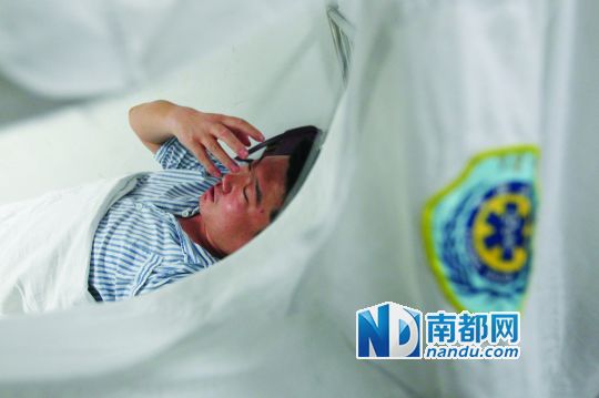 19日，北大深圳醫(yī)院，透過被撕破的工作服，急診科醫(yī)護人員申洪濤身體多處被醉酒男子抓傷。