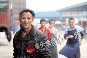 唐再海因為皮膚黝黑，工友們都打趣地稱呼他為“非洲人”。