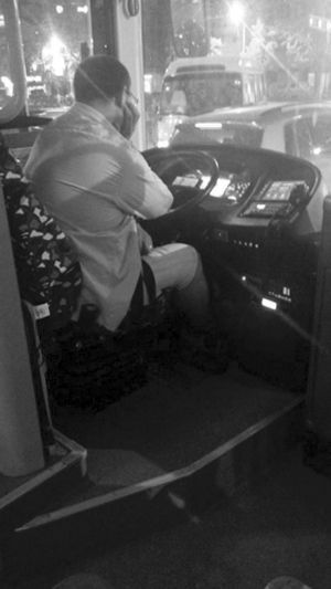 網(wǎng)曝蘇州400路公交司機(jī)開(kāi)車(chē)看電影 官方調(diào)查