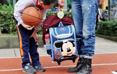 10月28日，記者對成都市某小學(xué)學(xué)生的書包進行稱重，該學(xué)生書包的重量為7.8公斤。