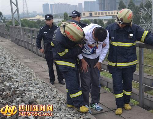 18歲少年走鐵軌被過(guò)路火車(chē)嚇癱 無(wú)法行走被架走