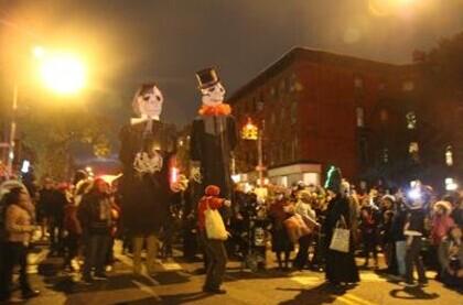 年底將近，派對集中，如何讓子女免受不良人士的侵犯，家長需要警惕并提醒子女注意。（美國《世界日報(bào)》/黃伊奕 攝）