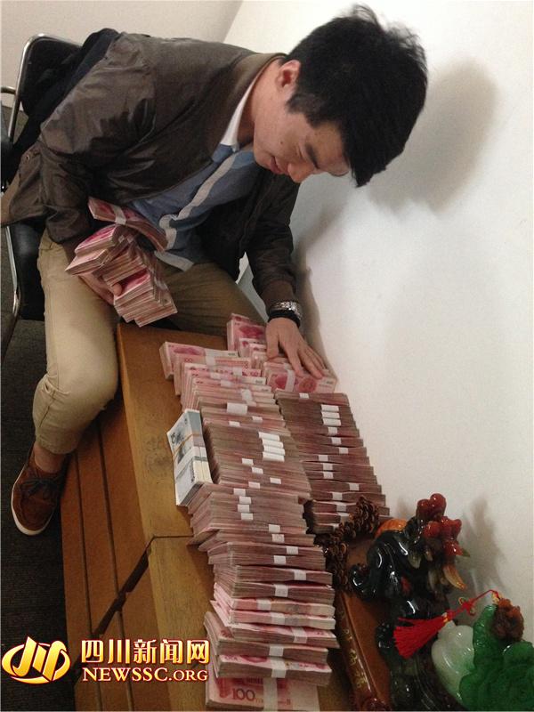 警方在犯罪嫌疑人手機(jī)中發(fā)現(xiàn)的照片，犯罪嫌疑人正在數(shù)騙來(lái)的贓款（警方提供）。