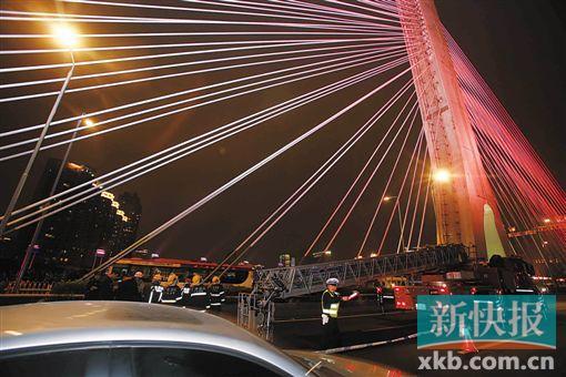 昨日深夜，橋上東側(cè)空出兩條車道用來救援。