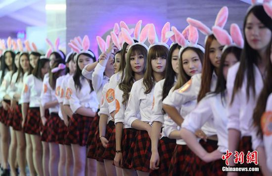 11月11日晚，一百位統(tǒng)一打扮的“兔女郎”現(xiàn)身南京新街口，逛街看電影玩快閃，走到哪里都被圍觀。