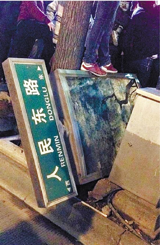 路牌都踩翻，還有人上了樹(shù)，城管不出手，也確實(shí)不大合適。