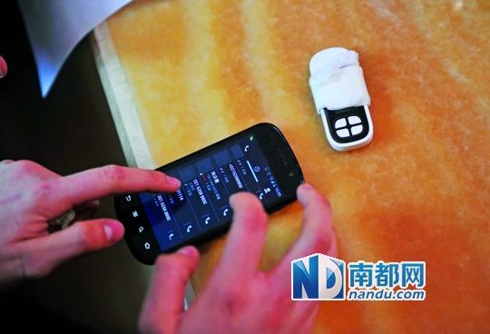 一個(gè)號(hào)碼為021-62588800的電話自稱上海靜安區(qū)公安分局，騙走了小程148萬(wàn)。記者 梁煒培 攝