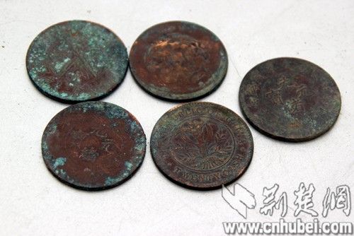 湖北孝昌一垃圾堆內(nèi)翻出光緒元寶 村民蜂擁挖寶 湖北孝昌一垃圾堆內(nèi)翻出光緒元寶 村民蜂擁挖寶