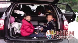 男子駕車(chē)出游被查 5座車(chē)塞10人兩孩子裝后備廂