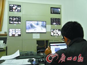 監(jiān)控室就可以看到男生宿舍樓的情況。