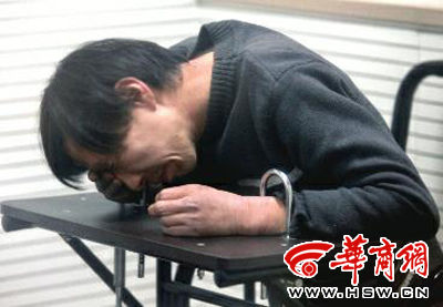 3月29日，多次騷擾孕婦的賈某在公安蓮湖分局接受訊問(wèn)