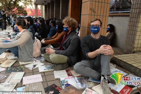 上海100名藝術(shù)家靜坐抗議中國當(dāng)代藝術(shù)(圖) 上海100名藝術(shù)家靜坐抗議中國當(dāng)代藝術(shù)(圖)