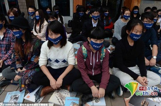 上海100名藝術(shù)家靜坐抗議中國當(dāng)代藝術(shù)(圖) 上海100名藝術(shù)家靜坐抗議中國當(dāng)代藝術(shù)(圖)