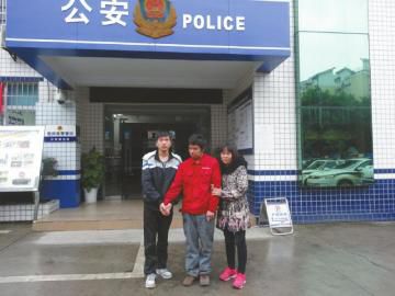 王江中和弟弟、大姑離開東南派出所前的合影。張文敏攝