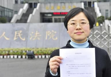 12月3日，起訴代理人出示公訴書。