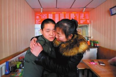 何女士找到了兒子小新后，把兒子緊緊抱在懷里。京華時(shí)報(bào)記者趙思衡攝