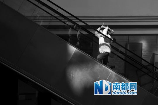 12月12日上午，正佳廣場內(nèi)，任淘淘在扶梯上奔跑玩耍。