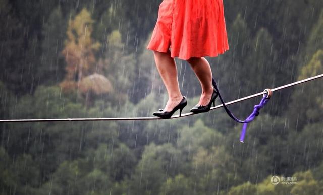 美國(guó)女子穿高跟鞋高空走鋼絲 美國(guó)女子穿高跟鞋高空走鋼絲