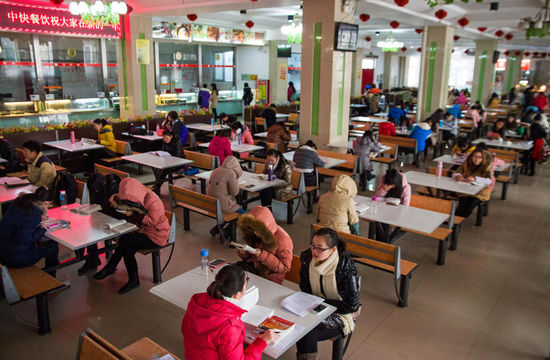 圖為在食堂內復習的學生。