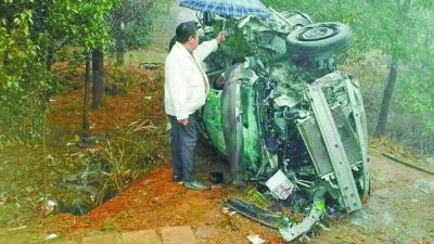 好心的路人為傷者撐傘遮雨。通訊員李鵬程 攝