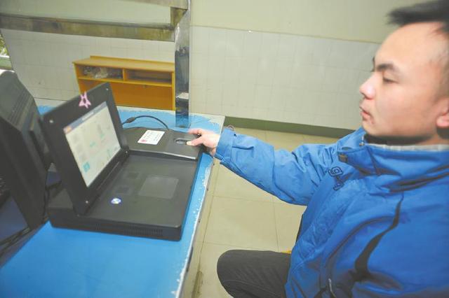 高考報名錄入指紋開始執(zhí)行,在校生由學校統(tǒng)一錄入。