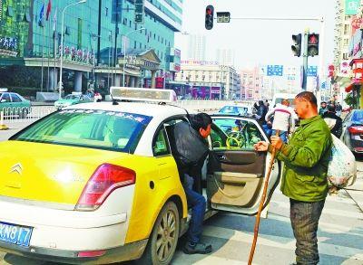 行乞者與保安聊天，竟頻頻對保安的收入表達出了不屑。