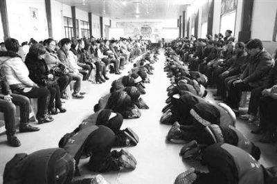 學生們在老師的指導下，一起給父母下跪謝恩。微博截圖