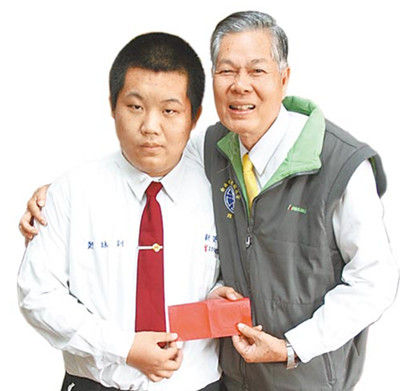 校長稱贊鄭詠釧（左）處變不驚，頒發(fā)2000元臺幣紅包“壓驚”，并記一大功。