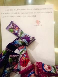 為表謝意，他特意買來20根棒棒糖送給民警。