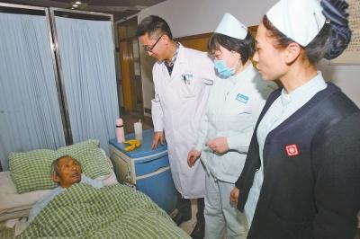 老人病治好了，可他卻一直躺在醫(yī)院的病床上。