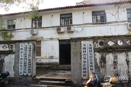 文成縣府大院除了主樓外，其他的基本為磚木結(jié)構(gòu)的兩層小樓