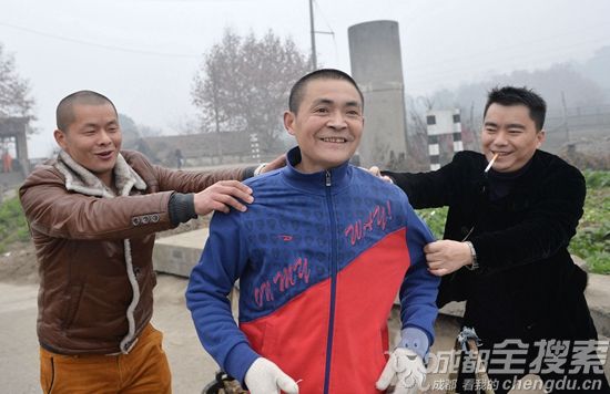 成都男子挑80斤糞徒步11里路 寶馬奧迪 成都男子挑80斤糞徒步11里路 寶馬奧迪