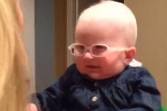 英國白化病兒童透過特制鏡片首次見親媽。