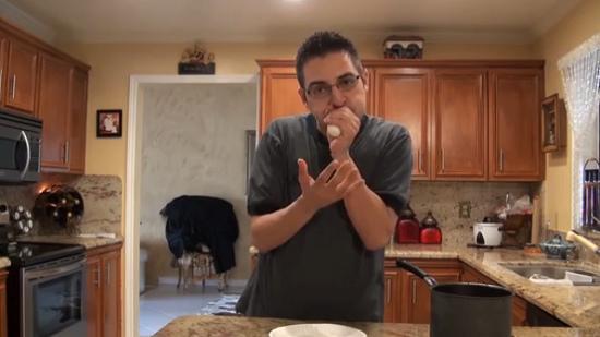 這名男子用手捏緊雞蛋，從窄口一吹，便能輕易把雞蛋吹出，而且不帶任何碎片。