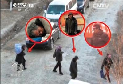 乞討完畢后，各有分工的乞討者們聚在一起，結(jié)伙回到居住地。央視截圖