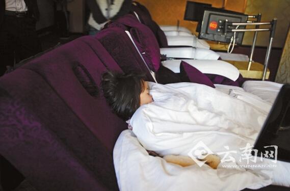 夜里，孩子就睡在沙發(fā)躺椅上。