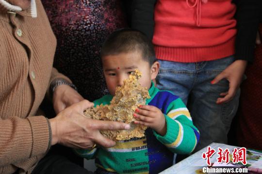 新疆青河縣一牧民上周意外撿到重7.85公斤公斤左右的一塊狗頭黃金，這塊黃金酷似中國(guó)地圖。