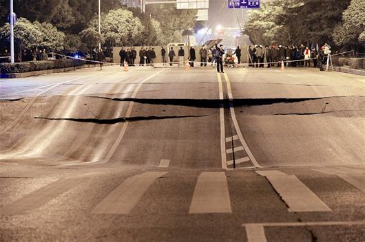 地面繼續(xù)下沉，路面斷裂