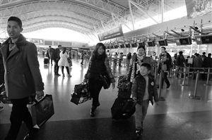 女子攜半箱飲料欲上機遭拒 喝不完分給其他旅客