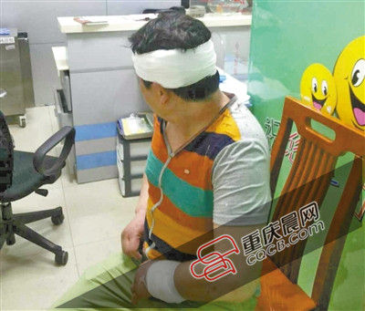 昨日，受傷的游客譚先生在醫(yī)院接受治療。