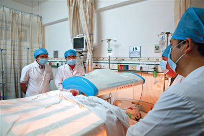 受傷醫(yī)生覃某正在進(jìn)行治療。昨日上午，醫(yī)生覃某在醫(yī)院乘電梯期間，被一名患者潑汽油并點(diǎn)燃，致重度燒傷。圖/CFP