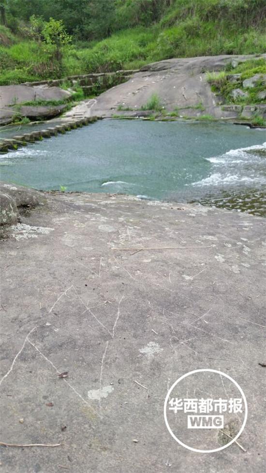 地上寫著：ZZ，我喜歡你