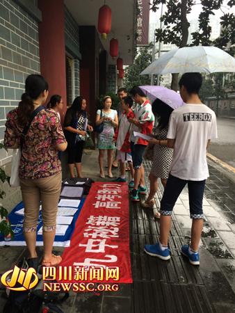 成都高考生擺攤賣(mài)“學(xué)霸筆記” 一套30元(圖)